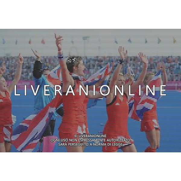 (120810) -- LONDON, Aug. 10, 2012 () -- Cathryn Finlayson of New Zealand (L) competes during the women\'s hockey bronze medal match between New Zealand and Britain at London 2012 Olympic Games, London, Britain, Aug. 10, 2012. Britain won the match 3-1 and claimed the bronze medal of the event. (/Wang Yuguo) ©photoshot/Agenzia Aldo Liverani Sas - ITALY ONLY - GIOCHI OLIMPICI, OLIMPIADI LONDRA 2012