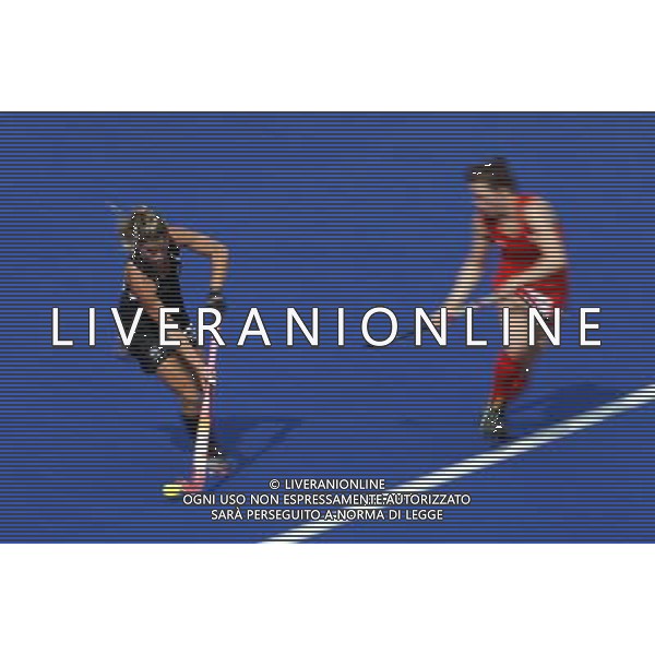 (120810) -- LONDON, Aug. 10, 2012 () -- Cathryn Finlayson of New Zealand (L) competes during the women\'s hockey bronze medal match between New Zealand and Britain at London 2012 Olympic Games, London, Britain, Aug. 10, 2012. Britain won the match 3-1 and claimed the bronze medal of the event. (/Shen Bohan) ©photoshot/Agenzia Aldo Liverani Sas - ITALY ONLY - GIOCHI OLIMPICI, OLIMPIADI LONDRA 2012