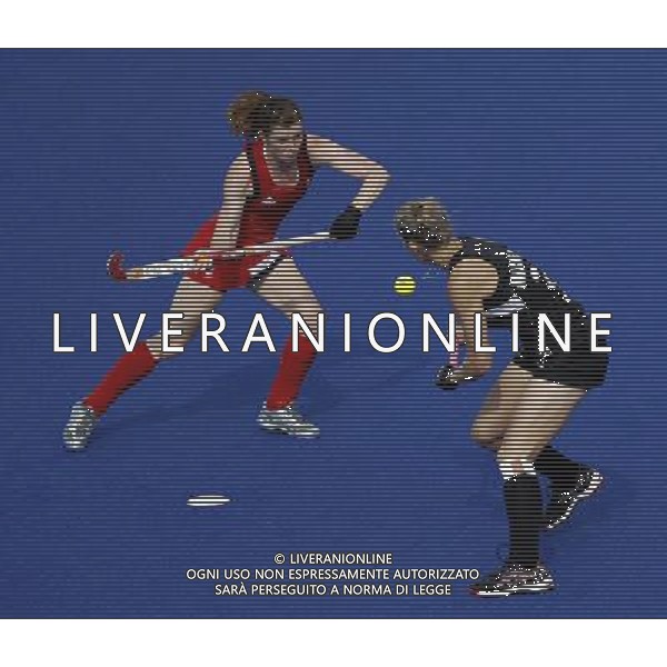 (120810) -- LONDON, Aug. 10, 2012 () -- Helen Richardson of Britain (L) vies for the ball during the women\'s hockey bronze medal match between Britain and New Zealand at London 2012 Olympic Games, London, Britain, Aug. 10, 2012. Britain won the match 3-1 and claimed the bronze medal of the event. (/Shen Bohan) ©photoshot/Agenzia Aldo Liverani Sas - ITALY ONLY - GIOCHI OLIMPICI, OLIMPIADI LONDRA 2012