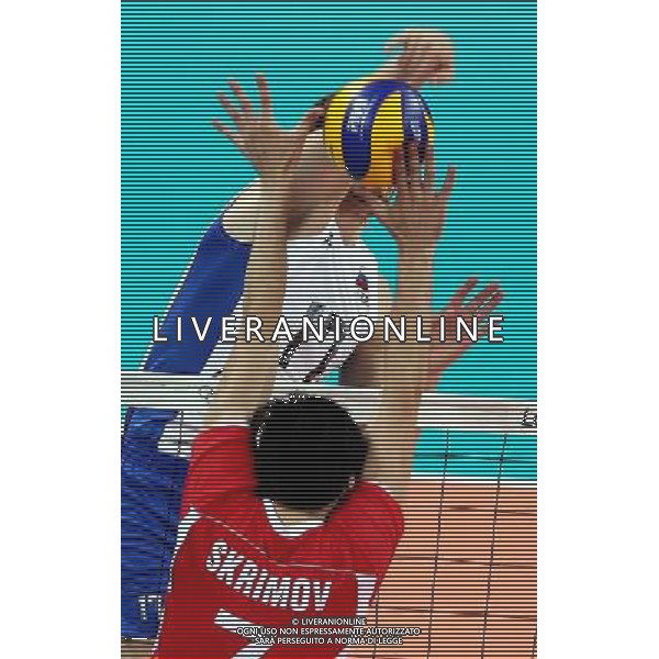 (120810) -- LONDON, Aug. 10, 2012 () -- Maxim Mikhaylov (back) of Russia smashes during men\'s volleyball semifinal between Russia and Bulgaria at London 2012 Olympic Games, London, Britain, Aug. 10, 2012. Russia won the match 3-1. (/Fan Jun)(zgp) ©photoshot/Agenzia Aldo Liverani Sas - ITALY ONLY - GIOCHI OLIMPICI, OLIMPIADI LONDRA 2012