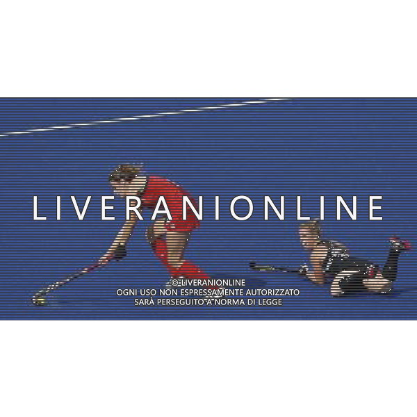 (120810) -- LONDON, Aug. 10, 2012 () -- Georgie Twigg of Britain (L) controls the ballduring the women\'s hockey bronze medal match against New Zealand at London 2012 Olympic Games, London, Britain, Aug. 10, 2012. Britain won the match 3-1 and claimed the bronze medal of the event. (/Shen Bohan) ©photoshot/Agenzia Aldo Liverani Sas - ITALY ONLY - GIOCHI OLIMPICI, OLIMPIADI LONDRA 2012