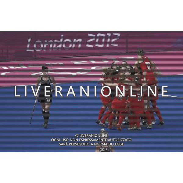 (120810) -- LONDON, Aug. 10, 2012 () -- Players of Britain celebrate after winning the women\'s hockey bronze medal match between New Zealand and Britain at London 2012 Olympic Games, London, Britain, Aug. 10, 2012. Britain won the match 3-1 and claimed the bronze medal of the event. (/Shen Bohan) ©photoshot/Agenzia Aldo Liverani Sas - ITALY ONLY - GIOCHI OLIMPICI, OLIMPIADI LONDRA 2012
