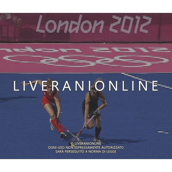 (120810) -- LONDON, Aug. 10, 2012 () -- Ashleigh Ball of Britain (L) competes with Gemma Flynn of New Zealand during the women\'s hockey bronze medal match at London 2012 Olympic Games, London, Britain, Aug. 10, 2012. Britain won the match 3-1 and claimed the bronze medal of the event. (/Shen Bohan) ©photoshot/Agenzia Aldo Liverani Sas - ITALY ONLY - GIOCHI OLIMPICI, OLIMPIADI LONDRA 2012