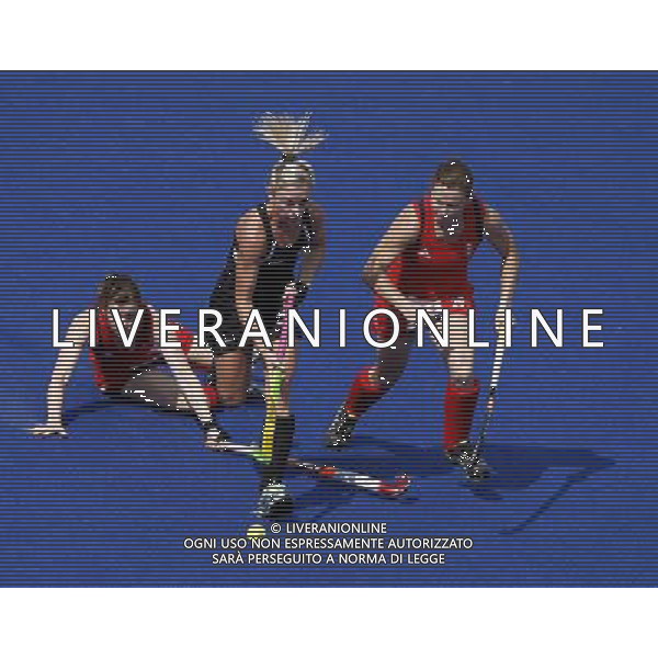 (120810) -- LONDON, Aug. 10, 2012 () -- Anita Punt of New Zealand (C) breaks through during the women\'s hockey bronze medal match between New Zealand and Britain at London 2012 Olympic Games, London, Britain, Aug. 10, 2012. Britain won the match 3-1 and claimed the bronze medal of the event. (/Shen Bohan) ©photoshot/Agenzia Aldo Liverani Sas - ITALY ONLY - GIOCHI OLIMPICI, OLIMPIADI LONDRA 2012