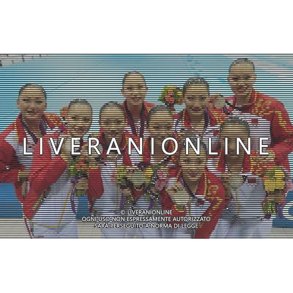 (120810) -- LONDON, Aug. 10, 2012 () -- Members of the Chinese team present their silver medals during victory ceremony of women\'s Synchronised Swimming teams competition, at London 2012 Olympic Games in London, Britain, on August 10, 2012. The Chinese team won silver medal. (/Ren Zhenglai) (nxl) ©photoshot/Agenzia Aldo Liverani Sas - ITALY ONLY - GIOCHI OLIMPICI, OLIMPIADI LONDRA 2012