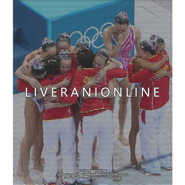 (120810) -- LONDON, Aug. 10, 2012 () -- Members of the Chinese team celebrate after competing in women\'s Synchronised Swimming teams free routine competition, at London 2012 Olympic Games in London, Britain, on August 10, 2012. The Chinese team won silver medal. (/Chen Jianli) (nxl) ©photoshot/Agenzia Aldo Liverani Sas - ITALY ONLY - GIOCHI OLIMPICI, OLIMPIADI LONDRA 2012