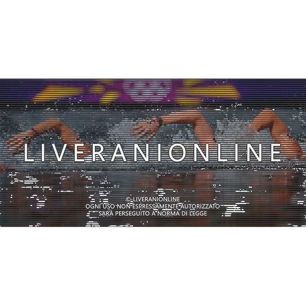 (120810) -- LONDON, Aug. 10, 2012 () -- Swimmers compete during men\'s swimming 10km marathon, at London 2012 Olympic Games in London, Britain, on August 10, 2012. (/Chen Xiaowei) (nxl) ITALY ONLY - GIOCHI OLIMPICI, OLIMPIADI LONDRA 2012