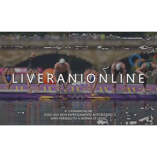 (120810) -- LONDON, Aug. 10, 2012 () -- Swimmers compete during men\'s swimming 10km marathon, at London 2012 Olympic Games in London, Britain, on August 10, 2012. (/Chen Xiaowei) (nxl) ITALY ONLY - GIOCHI OLIMPICI, OLIMPIADI LONDRA 2012