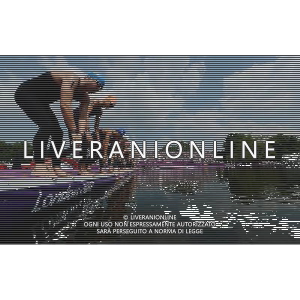 (120810) -- LONDON, Aug. 10, 2012 () -- Swimmers compete during men\'s swimming 10km marathon, at London 2012 Olympic Games in London, Britain, on August 10, 2012. (/Tao Xiyi) (nxl) ITALY ONLY - GIOCHI OLIMPICI, OLIMPIADI LONDRA 2012