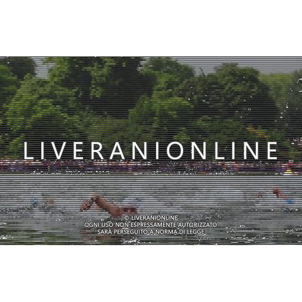 (120810) -- LONDON, Aug. 10, 2012 () -- Swimmers compete during men\'s swimming 10km marathon, at London 2012 Olympic Games in London, Britain, on August 10, 2012. (/Tao Xiyi) (nxl) ITALY ONLY - GIOCHI OLIMPICI, OLIMPIADI LONDRA 2012