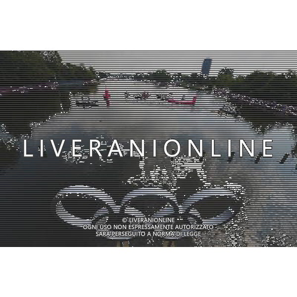 (120810) -- LONDON, Aug. 10, 2012 () -- Swimmers compete during men\'s swimming 10km marathon, at London 2012 Olympic Games in London, Britain, on August 10, 2012. (/Tao Xiyi) (nxl) ITALY ONLY - GIOCHI OLIMPICI, OLIMPIADI LONDRA 2012