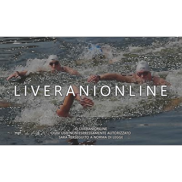 (120810) -- LONDON, Aug. 10, 2012 () -- Swimmers compete during men\'s swimming 10km marathon, at London 2012 Olympic Games in London, Britain, on August 10, 2012. (/Tao Xiyi) (nxl) ITALY ONLY - GIOCHI OLIMPICI, OLIMPIADI LONDRA 2012