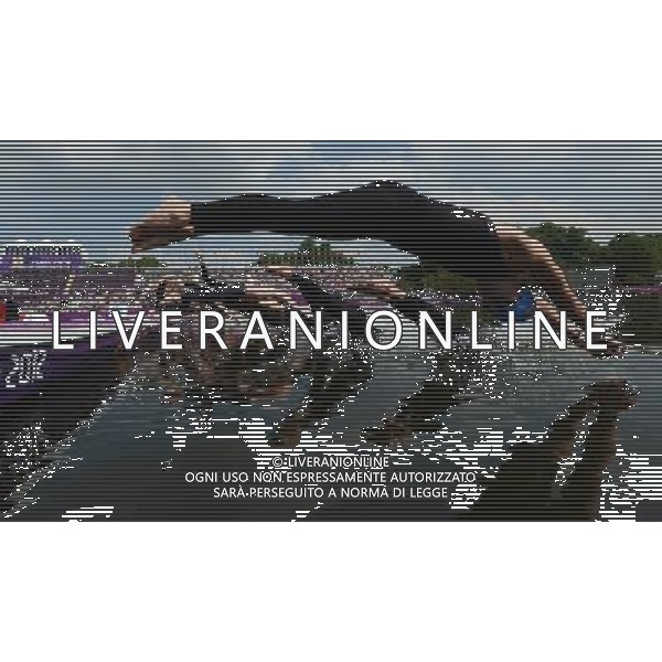 (120810) -- LONDON, Aug. 10, 2012 () -- Swimmers compete during men\'s swimming 10km marathon, at London 2012 Olympic Games in London, Britain, on August 10, 2012. (/Tao Xiyi) (nxl) ITALY ONLY - GIOCHI OLIMPICI, OLIMPIADI LONDRA 2012