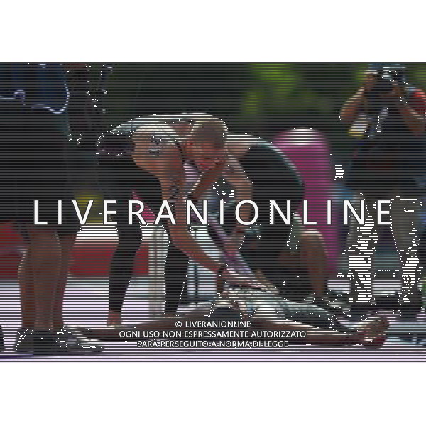 (120810) -- LONDON, Aug. 10, 2012 () -- Bronze medalist Richard Weinberger of Canada (standing) congratulates gold medalist Oussama Mellouli of Tunisia after men\'s swimming 10km marathon, at London 2012 Olympic Games in London, Britain, on August 10, 2012. (/Tao Xiyi) (nxl) ITALY ONLY - GIOCHI OLIMPICI, OLIMPIADI LONDRA 2012