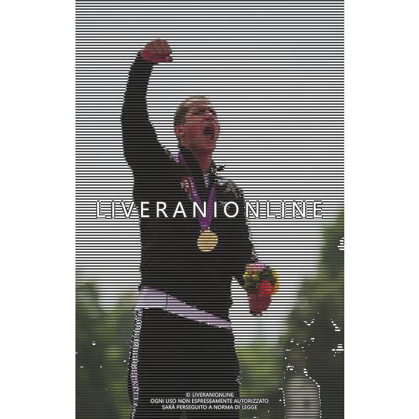 (120810) -- LONDON, Aug. 10, 2012 () -- Gold medalist Oussama Mellouli of Tunisia celebrates during victory ceremony of men\'s swimming 10km marathon, at London 2012 Olympic Games in London, Britain, on August 10, 2012. (/Tao Xiyi) (nxl) ITALY ONLY - GIOCHI OLIMPICI, OLIMPIADI LONDRA 2012