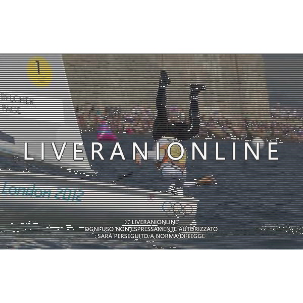 (120810) -- WEYMOUTH, Aug. 10, 2012 () -- Mathew Belcher of Australia celebrates after competing in 470 men competition of sailing event, at London 2012 Olympic Games in Weymouth and Portland, Britain, August 10, 2012. Mathew Belcher/Malcolm Page of Australia won gold medal. (/Fei Moahua) (zgp) ITALY ONLY - GIOCHI OLIMPICI, OLIMPIADI LONDRA 2012