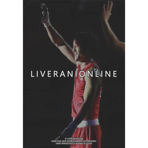 (120810) -- LONDON, Aug. 10, 2012 () -- Zou Shiming of China (in red) celebrates after defeating Paddy Barnes of Ireland during men\'s Light Fly (46-49kg) semifinals match, at London 2012 Olympic Games in London, Britain, on August 10, 2012. Zou Shiming of China advanced to the final. (/Wang Shen) (nxl) ITALY ONLY - GIOCHI OLIMPICI, OLIMPIADI LONDRA 2012