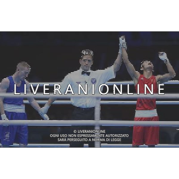 (120810) -- LONDON, Aug. 10, 2012 () -- Zou Shiming of China (in red) defeats Paddy Barnes of Ireland during men\'s Light Fly (46-49kg) semifinals match, at London 2012 Olympic Games in London, Britain, on August 10, 2012. Zou Shiming of China advanced to the final. (/Wang Shen) (nxl) ITALY ONLY - GIOCHI OLIMPICI, OLIMPIADI LONDRA 2012