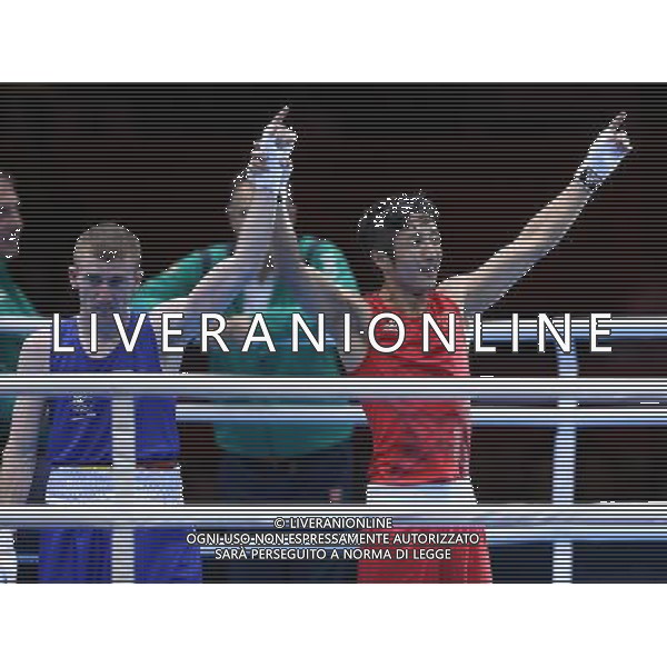 (120810) -- LONDON, Aug. 10, 2012 () -- Zou Shiming of China (in red) defeats Paddy Barnes of Ireland during men\'s Light Fly (46-49kg) semifinals match, at London 2012 Olympic Games in London, Britain, on August 10, 2012. Zou Shiming of China advanced to the final. (/Wang Shen) (nxl) ITALY ONLY - GIOCHI OLIMPICI, OLIMPIADI LONDRA 2012