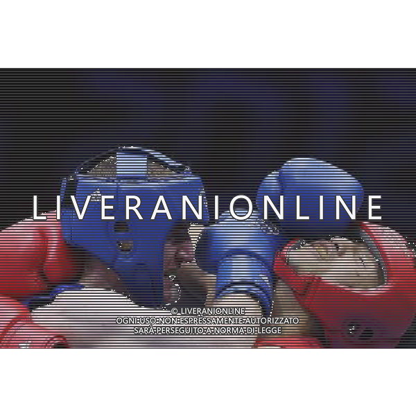 (120810) -- LONDON, Aug. 10, 2012 () -- Zou Shiming of China (in red) fights with Paddy Barnes of Ireland during men\'s Light Fly (46-49kg) semifinals match, at London 2012 Olympic Games in London, Britain, on August 10, 2012. Zou Shiming of China advanced to the final. (/Wang Shen) (nxl) ITALY ONLY - GIOCHI OLIMPICI, OLIMPIADI LONDRA 2012