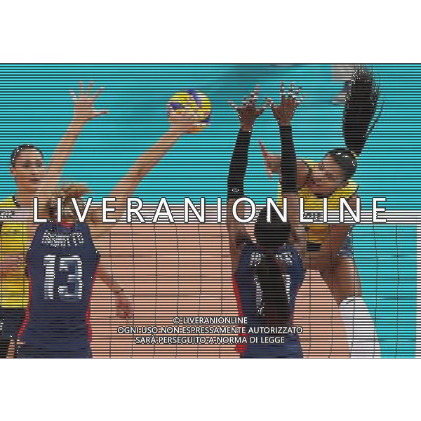 (120811) -- LONDON, Aug. 11, 2012 () -- Players compete during women\'s volleyball gold medal match between Brazil and USA, at London 2012 Olympic Games in London, Britain, on August 11, 2012. (/Fan Jun) (nxl) ITALY ONLY - GIOCHI OLIMPICI, OLIMPIADI LONDRA 2012