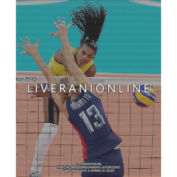 (120811) -- LONDON, Aug. 11, 2012 () -- Players compete during women\'s volleyball gold medal match between Brazil and USA, at London 2012 Olympic Games in London, Britain, on August 11, 2012. (/Fan Jun) (nxl) ITALY ONLY - GIOCHI OLIMPICI, OLIMPIADI LONDRA 2012