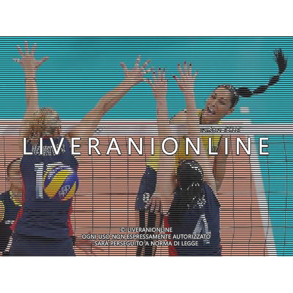 (120811) -- LONDON, Aug. 11, 2012 () -- Players compete during women\'s volleyball gold medal match between Brazil and USA, at London 2012 Olympic Games in London, Britain, on August 11, 2012. (/Fan Jun) (nxl) ITALY ONLY - GIOCHI OLIMPICI, OLIMPIADI LONDRA 2012