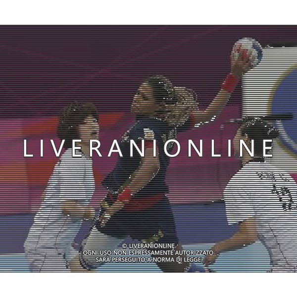 (120811) -- LONDON, Aug. 11, 2012 () -- Marta Mangue Gonzalez of Spain (C) attacks during the bronze medal match of women\'s Handball between South Korea and Spain at London 2012 Olympic Games, London, Britain, Aug. 11, 2012. Spain won the match and claimed the bronze medal of the event. (/Shen Bohan) ITALY ONLY - GIOCHI OLIMPICI, OLIMPIADI LONDRA 2012