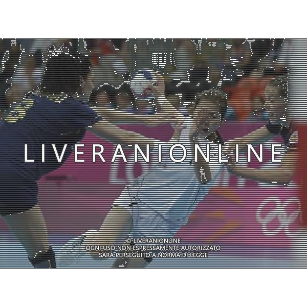 (120811) -- LONDON, Aug. 11, 2012 () -- Gwon Han Na (C) of South Korea attacks during the bronze medal match of women\'s Handball between South Korea and Spain at London 2012 Olympic Games, London, Britain, Aug. 11, 2012. Spain won the match and claimed the bronze medal of the event. (/Shen Bohan) ITALY ONLY - GIOCHI OLIMPICI, OLIMPIADI LONDRA 2012