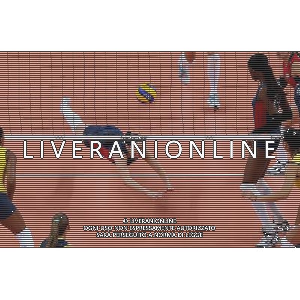 (120811) -- LONDON, Aug. 11, 2012 () -- Players compete during women\'s volleyball gold medal match between Brazil and USA, at London 2012 Olympic Games in London, Britain, on August 11, 2012. (/Fan Jun) (nxl) ITALY ONLY - GIOCHI OLIMPICI, OLIMPIADI LONDRA 2012