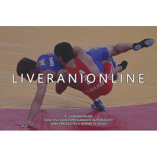 (120811) -- LONDON, Aug. 11, 2012 () -- Toghrul Asgarov of Azerbaijan (red) competes with Besik Kudukhov of Russia during the Men\'s 60kg Freestyle gold medal match of Wrestling at London 2012 Olympic Games, London, Britain, Aug. 11, 2012. Toghrul Asgarov of Azerbaijan won the match and claimed the gold medal of the event. (/Jin Liwang) ITALY ONLY - GIOCHI OLIMPICI, OLIMPIADI LONDRA 2012