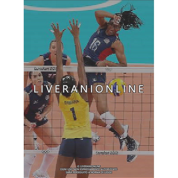 (120811) -- LONDON, Aug. 11, 2012 () -- Players compete during women\'s volleyball gold medal match between Brazil and USA, at London 2012 Olympic Games in London, Britain, on August 11, 2012. (/Fan Jun) (nxl) ITALY ONLY - GIOCHI OLIMPICI, OLIMPIADI LONDRA 2012