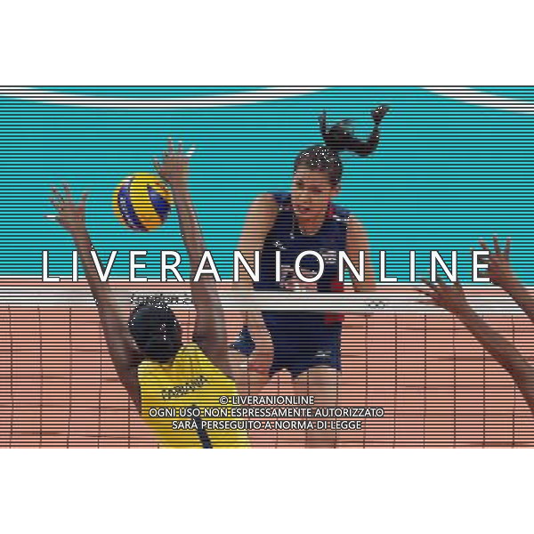 (120811) -- LONDON, Aug. 11, 2012 () -- Players compete during women\'s volleyball gold medal match between Brazil and USA, at London 2012 Olympic Games in London, Britain, on August 11, 2012. (/Fan Jun) (nxl) ITALY ONLY - GIOCHI OLIMPICI, OLIMPIADI LONDRA 2012