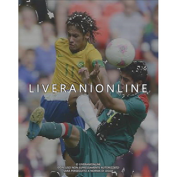 (120811) -- LONDON, Aug. 11, 2012 () -- Players compete during men\'s football gold medal match between Brazil and Mexico, at London 2012 Olympic Games in London, Britain, on August 11, 2012. Mexico won 2-1. (/Qi Heng) (nxl) ITALY ONLY - GIOCHI OLIMPICI, OLIMPIADI LONDRA 2012