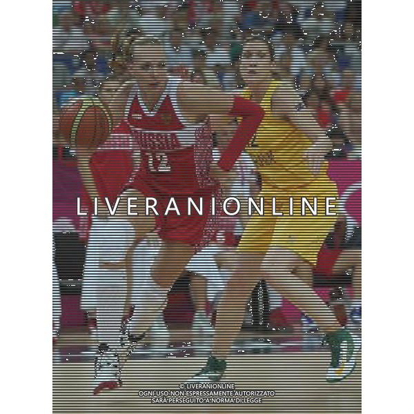 (120811) -- LONDON, Aug. 11, 2012 () -- Irina Osipova of Russia (L) controls the ball during the women\'s basketball bronze medal match between Australia and Russia at London 2012 Olympic Games, London, Britain, Aug. 11, 2012. (/Meng Yongmin) ITALY ONLY - GIOCHI OLIMPICI, OLIMPIADI LONDRA 2012
