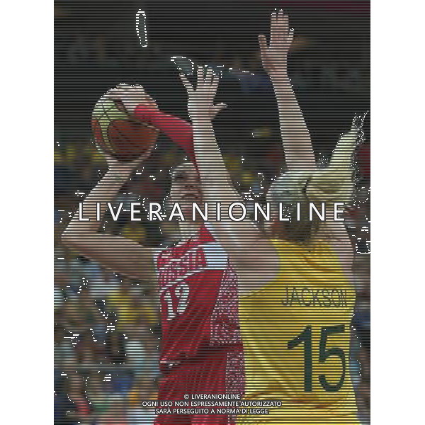 (120811) -- LONDON, Aug. 11, 2012 () -- Irina Osipova of Russia (L) is challenged during the women\'s basketball bronze medal match between Australia and Russia at London 2012 Olympic Games, London, Britain, Aug. 11, 2012. (/Meng Yongmin) ITALY ONLY - GIOCHI OLIMPICI, OLIMPIADI LONDRA 2012