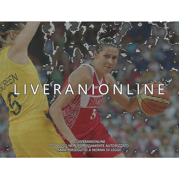 (120811) -- LONDON, Aug. 11, 2012 () -- Evgeniya Belyakova (R) of Russia controls the ball during the women\'s basketball bronze medal match between Australia and Russia at London 2012 Olympic Games, London, Britain, Aug. 11, 2012. (/Meng Yongmin) ITALY ONLY - GIOCHI OLIMPICI, OLIMPIADI LONDRA 2012