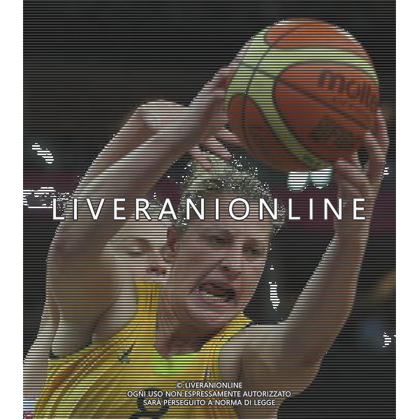 (120811) -- LONDON, Aug. 11, 2012 () -- Suzy Batkovic of Australia vies for the ball during the women\'s basketball bronze medal match between Australia and Russia at London 2012 Olympic Games, London, Britain, Aug. 11, 2012. (/Meng Yongmin) ITALY ONLY - GIOCHI OLIMPICI, OLIMPIADI LONDRA 2012