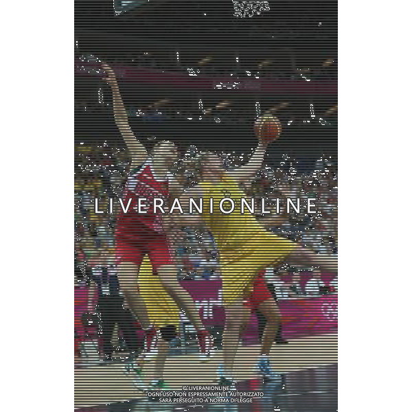 (120811) -- LONDON, Aug. 11, 2012 () -- Suzy Batkovic of Australia (R) competes with Anna Petrakova during the women\'s basketball bronze medal match between Australia and Russia at London 2012 Olympic Games, London, Britain, Aug. 11, 2012. (/Meng Yongmin) ITALY ONLY - GIOCHI OLIMPICI, OLIMPIADI LONDRA 2012