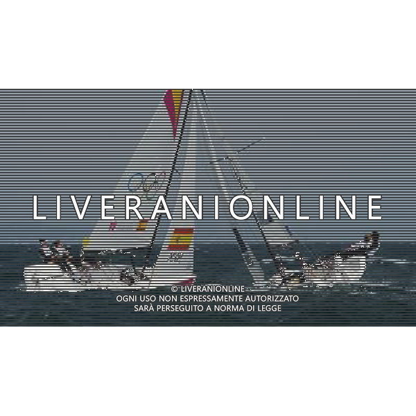 (120811) -- LONDON, Aug. 11, 2012 () -- The Spanish team competes with the Australian team during Elliott 6m WMR competition of Sailing event, at London 2012 Olympic Games in Britain, on August 11, 2012. The Spanish team won gold medal. (/Zeng Yi) (nxl) ITALY ONLY - GIOCHI OLIMPICI, OLIMPIADI LONDRA 2012