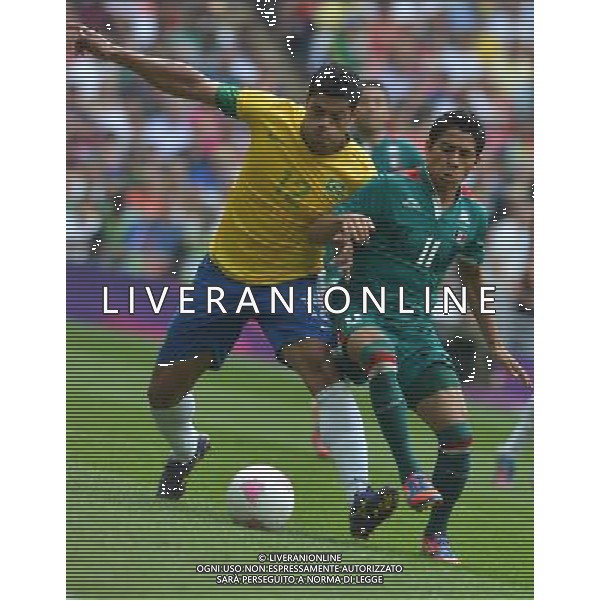 (120811) -- LONDON, Aug. 11, 2012 () -- Javier Aquino (R) of Mexico vies for the ball during men\'s football gold medal match between Brazil and Mexico, at London 2012 Olympic Games in London, Britain, on August 11, 2012. Mexico won the match 2-1 and won gold medal. (/Gong Lei) (zgp) ITALY ONLY - GIOCHI OLIMPICI, OLIMPIADI LONDRA 2012