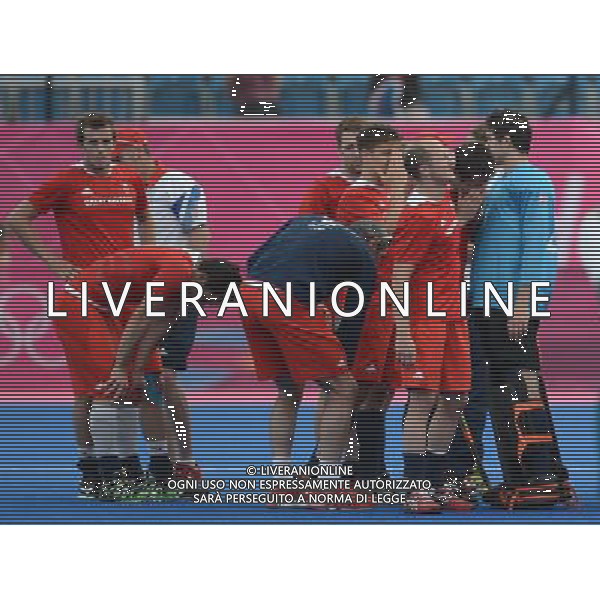 (120811) -- LONDON, Aug. 11, 2012 () -- Players of Britain reacts after the bronze medal match of men\'s Hockey between Australia and Britain at London 2012 Olympic Games, London, Britain, Aug. 11, 2012. Australia won the match and claimed the bronze medal of the event. (/Wang Yuguo) ITALY ONLY - GIOCHI OLIMPICI, OLIMPIADI LONDRA 2012