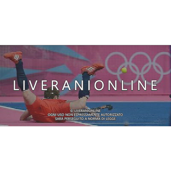 (120811) -- LONDON, Aug. 11, 2012 () -- Jonathan Clarke of Britain dives for the ball during the bronze medal match of men\'s Hockey between Australia and Britain at London 2012 Olympic Games, London, Britain, Aug. 11, 2012. Australia won the match and claimed the bronze medal of the event. (/Wang Yuguo) ITALY ONLY - GIOCHI OLIMPICI, OLIMPIADI LONDRA 2012