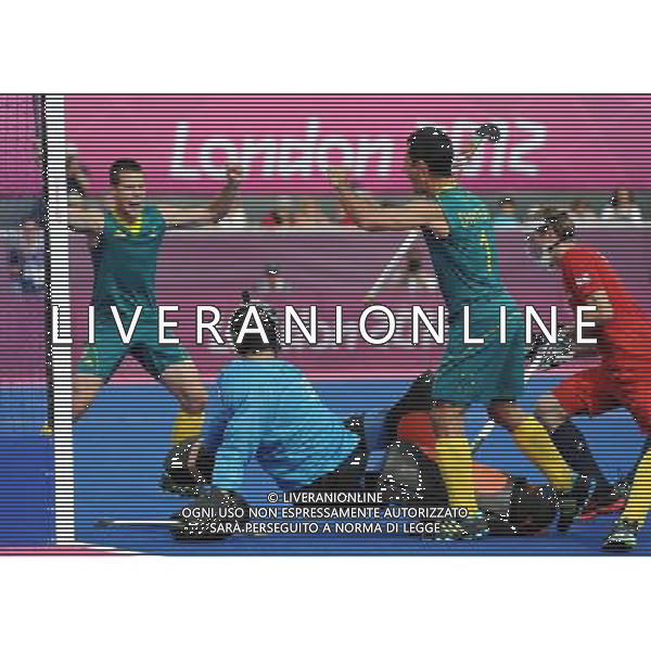 (120811) -- LONDON, Aug. 11, 2012 () -- Jamie Dwyer (R, front) of Australia celebrate scoring during the bronze medal match of men\'s Hockey between Australia and Britain at London 2012 Olympic Games, London, Britain, Aug. 11, 2012. Australia won the match and claimed the bronze medal of the event. (/Wang Yuguo) ITALY ONLY - GIOCHI OLIMPICI, OLIMPIADI LONDRA 2012