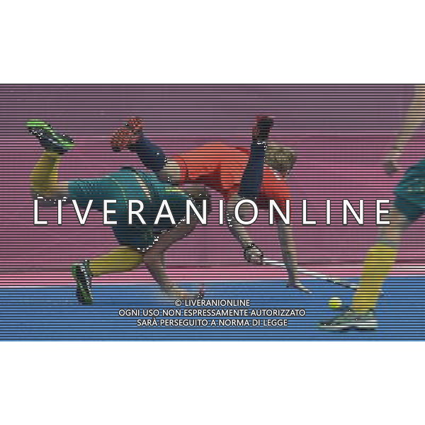 (120811) -- LONDON, Aug. 11, 2012 () -- Edward Ockenden (L) of Australia dives for the ball during the bronze medal match of men\'s Hockey between Australia and Britain at London 2012 Olympic Games, London, Britain, Aug. 11, 2012. Britain won the match and claimed the bronze medal of the event. (/Wang Yuguo) ITALY ONLY - GIOCHI OLIMPICI, OLIMPIADI LONDRA 2012