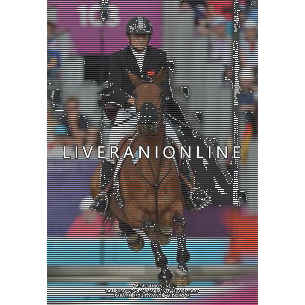 (120811) -- LONDON, Aug. 11, 2012 () -- Cao Zhongrong of China takes part in men\'s Modern Pentathlon riding competition, at London 2012 Olympic Games in London, Britain, on August 11, 2012. Cao Zhongrong of China currently ranks 2nd with an overall score of 3456. (/Liu Dawei) (nxl) ITALY ONLY - GIOCHI OLIMPICI, OLIMPIADI LONDRA 2012