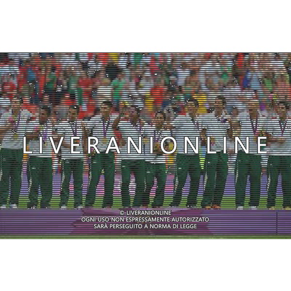 (120811) -- LONDON, Aug. 11, 2012 () -- Mexican football players attend awarding ceremony of men\'s football, at London 2012 Olympic Games in London, Britain, on August 11, 2012. (/Gong Lei) (zgp) ITALY ONLY - GIOCHI OLIMPICI, OLIMPIADI LONDRA 2012