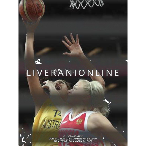 (120811) -- LONDON, Aug. 11, 2012 () -- Australian center Elizabeth Cambage (L) is challenged during the women\'s basketball bronze medal match between Australia and Russia at London 2012 Olympic Games, London, Britain, Aug. 11, 2012. (/Meng Yongmin) ITALY ONLY - GIOCHI OLIMPICI, OLIMPIADI LONDRA 2012