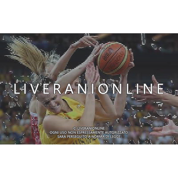 (120811) -- LONDON, Aug. 11, 2012 () -- Lauren Jackson (front) of Australia vies for the ball during the women\'s basketball bronze medal match between Australia and Russia at London 2012 Olympic Games, London, Britain, Aug. 11, 2012. (/Meng Yongmin) ITALY ONLY - GIOCHI OLIMPICI, OLIMPIADI LONDRA 2012