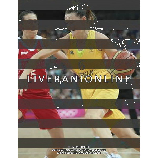(120811) -- LONDON, Aug. 11, 2012 () -- Jennifer Screen (R) of Australia drives the ball during the women\'s basketball bronze medal match between Australia and Russia at London 2012 Olympic Games, London, Britain, Aug. 11, 2012. (/Meng Yongmin) ITALY ONLY - GIOCHI OLIMPICI, OLIMPIADI LONDRA 2012